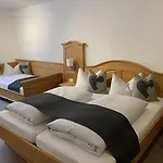 Zum Waldstein 2*