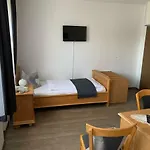 Zum Waldstein 2*